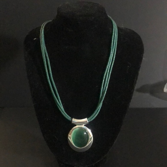 Glass green round stone pendent necklace​ - Picture 1 of 8